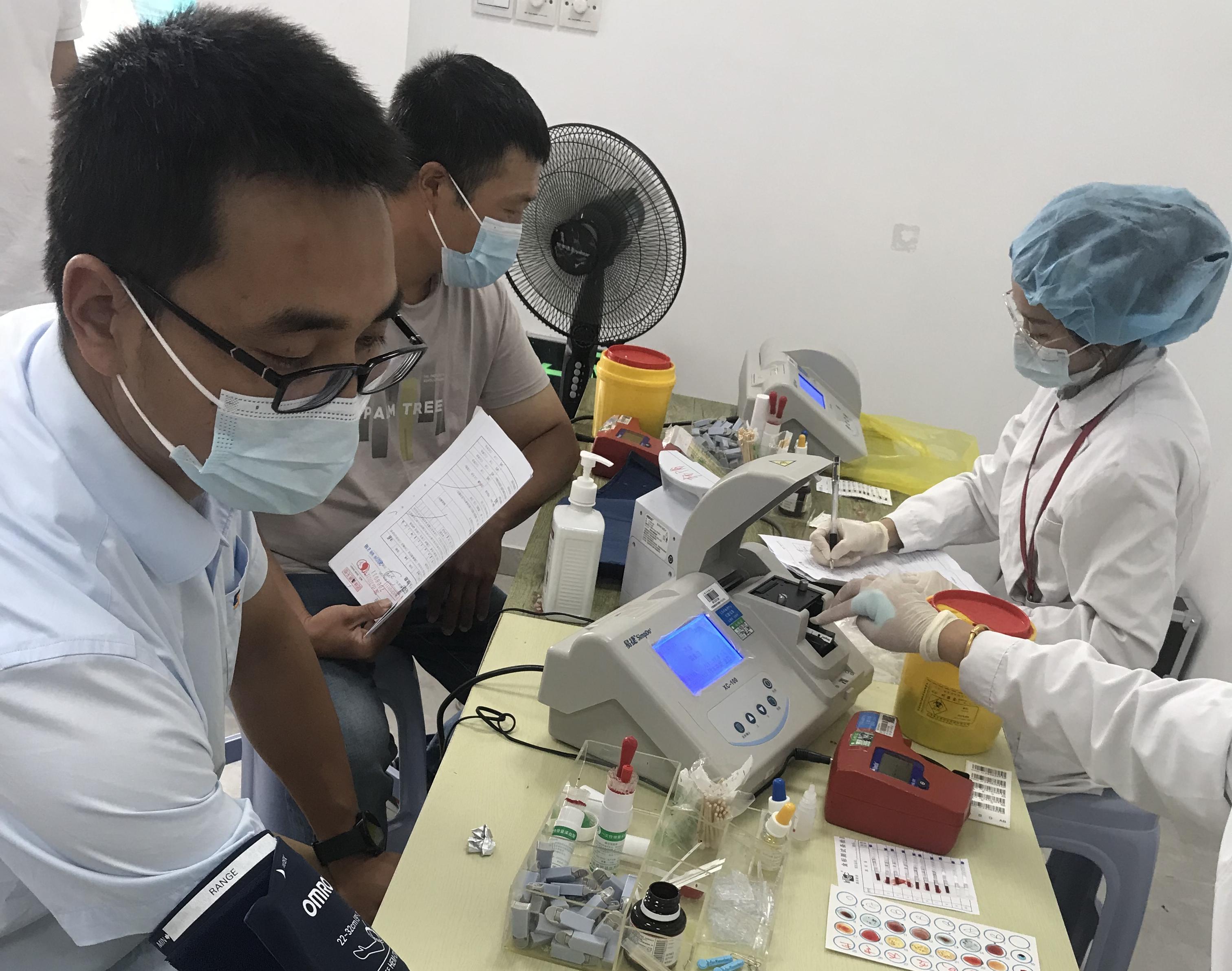 擼起袖子積極獻血，用愛心傳遞溫暖