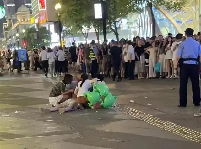 武漢江漢路璇宮飯店外立面石塊脫落，砸傷一男子，外墻脫落隱患無處不在！