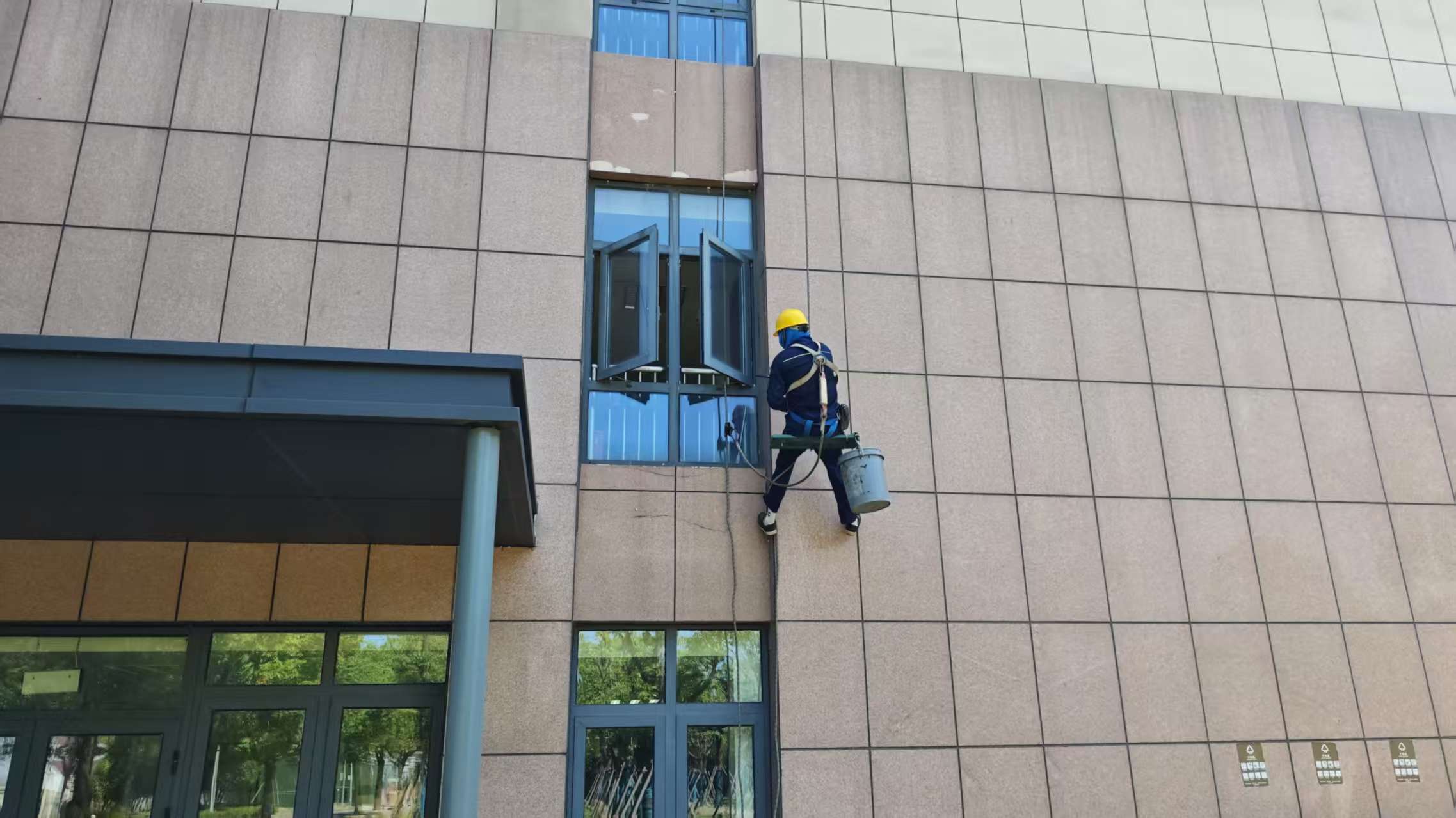 某產(chǎn)業(yè)園幕墻安全性檢測(cè)