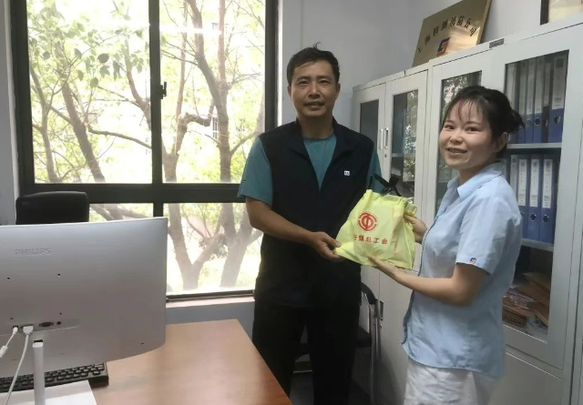 發(fā)放福利中