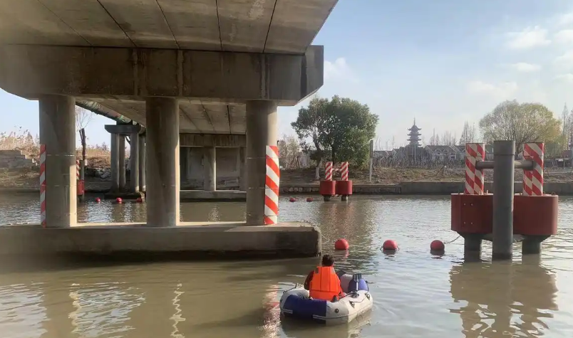 工程師正在橋梁檢測